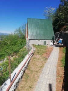 KireçhaneÇatalkaya Bungolov的石路旁的绿色屋顶房屋