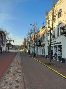 米德尔堡ApartHotel Waepen van Middelburg的一座有建筑的城市里空荡荡的街道