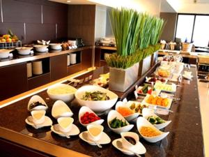 泉佐野Odysis Suites Osaka Airport Hotel的自助餐,包括碗和盘子