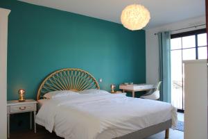 安德诺莱斯贝恩Le Jardin 51的一间卧室设有一张蓝色墙壁的大床