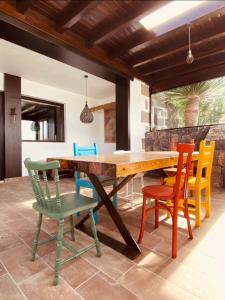 阿索马达Casa Serendipia的一间带木桌和椅子的用餐室