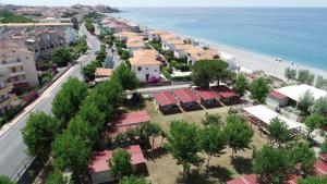 迪亚曼特Tropical Casette Residence的海滩旁小镇的空中景色