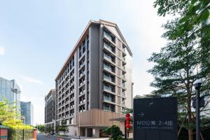 广州广州丽途国际公寓酒店（琶洲会展中心店）的前面有标志的高楼
