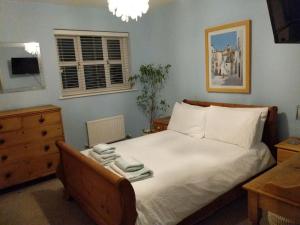 Appletree House的一间卧室配有带梳妆台和窗户的床。