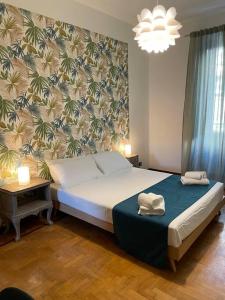 罗马"La Piccola Londra "appartamento a Roma 5 minuti da piazza del Popolo的一间卧室配有一张床和壁画墙