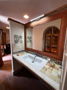 久姆里卡尔斯别墅酒店的一间带水槽和大镜子的浴室