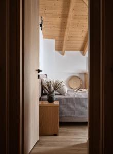 扎金索斯镇Giannoulis City Apartments的一间卧室设有一张床和木制天花板