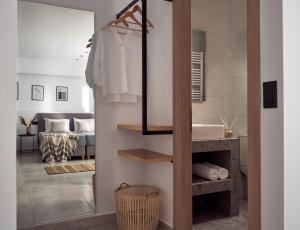 扎金索斯镇Giannoulis City Apartments的一间带水槽和镜子的浴室
