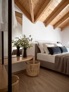 扎金索斯镇Giannoulis City Apartments的一间卧室配有一张床和一张鲜花桌