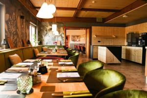 施皮格劳DAS PALMBERGER的餐厅设有长桌和绿色椅子