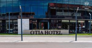 马普托OTIA HOTEL的玻璃楼前的酒店标志