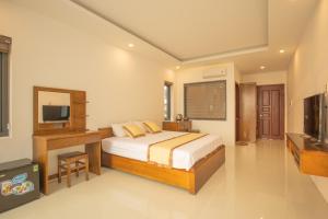 富国West Life Bungalow Phu Quoc的一间卧室配有一张床和一台电视
