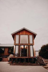 奥尔巴尼View Street Studios - Yarri的一座带大窗户的小木房子