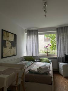 汉诺威Private room in Misburg, Hanover的一间卧室设有两张床和窗户。
