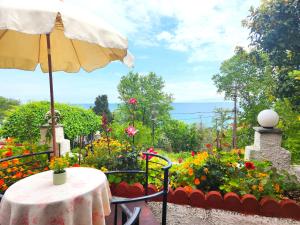 霍里顿Yalla Chorefto - Hotel & Fun的花园里种有鲜花的桌子和遮阳伞
