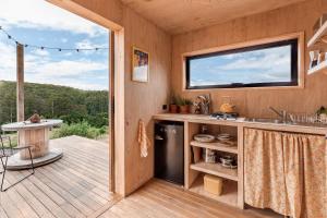 Adventure BayLuxury yurt glamping at Littlegrove的厨房配有带水槽和窗户的甲板