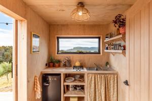 Adventure BayLuxury yurt glamping at Littlegrove的一个带水槽和窗户的小厨房