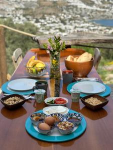 博德鲁姆Mandra - Nature Living的桌上放有盘子和碗的食物