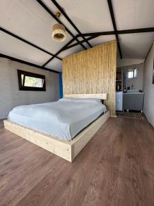 博德鲁姆Mandra - Nature Living的一间卧室,卧室内配有一张大床