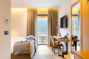 ArtemisíaDenthis Hotel - Taygetos Mountain Getaway的酒店客房配有两张床和一张书桌