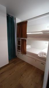 阿利坎特VAD HOSTEL ALICANTE的客房设有两张双层床,铺有木地板。