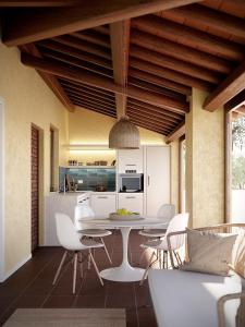 阿夸维瓦皮切纳Villino Gentile的厨房以及带桌椅的用餐室。