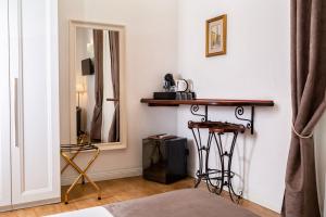 博洛尼亚科斯莫伊B＆B酒店的一间卧室配有镜子和桌椅