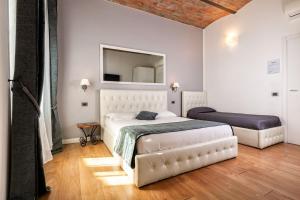 博洛尼亚科斯莫伊B＆B酒店的卧室配有白色的床和镜子