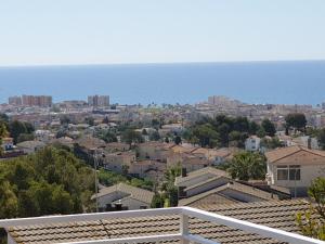 卡拉费尔Precioso apartamento con vista al mar的从房子的屋顶上可欣赏到城市美景