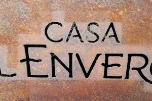 SaroCasa el Envero的一种读卡萨笔记在生锈的金属上的标志