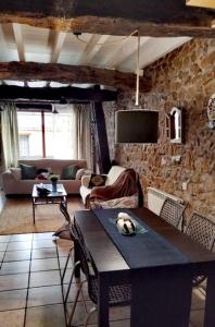 SaroCasa el Envero的客厅配有桌子和石墙
