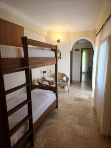 契拉勒蒙特别墅酒店的带两张双层床的客房和走廊