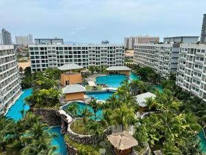 乔木提恩海滩Laguna Beach Resort 3 Maldives的享有度假胜地的空中景致,设有2个游泳池