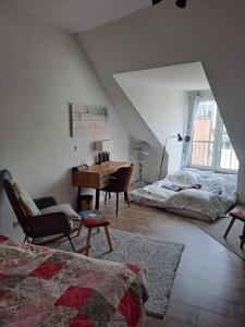 不莱梅Penthousewohnung 126 qm Bremen Innenstadt+ Dachterrasse的一间卧室配有书桌、一张床和一张书桌