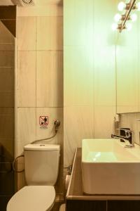 塞萨洛尼基Thessaloniki Center Modern Apartment的浴室配有白色卫生间和盥洗盆。