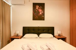 塞萨洛尼基Thessaloniki Center Modern Apartment的一间卧室配有一张壁画床