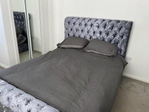 威勒尔Remarkable 3-Bed House in Wirral的卧室内的一张带两个枕头的床