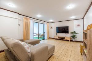 华欣City white beach house2 Hua Hin的带沙发和平面电视的客厅