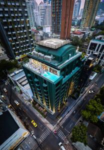 曼谷Public House Hotel - Sukhumvit 31的城市建筑物的顶部景观