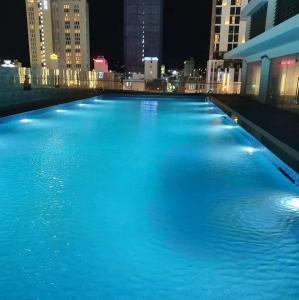 归仁ST Apartment - FLC SeaTower Quy Nhon的城市里的一个蓝色的大水池