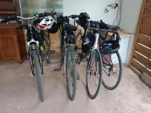 皮耶尔拉特Chambre chez l'habitant的两辆自行车停放在车库里,彼此相邻