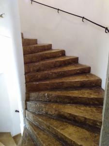 BalsacChateau de Balsac的房屋内的楼梯