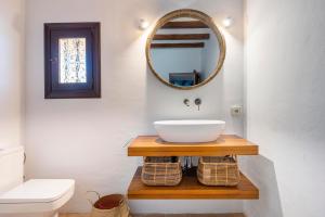 圣埃乌拉利亚Can Mateu的一间带水槽和镜子的浴室