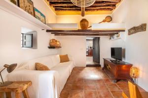 圣埃乌拉利亚Can Mateu的客厅配有白色沙发和电视