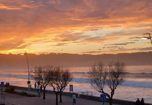 昂代Appartement bord de mer très lumineux 2/4 pers. - Vue inoubliable的海滩上的人漫步的海上日落