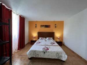 法鲁Quinta dos Viegas的一间卧室配有一张带白色被子和两盏灯的床。