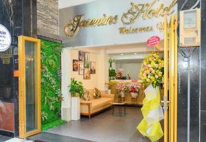 胡志明市Jasmine Hotel的花店前方的商店,里面装有鲜花