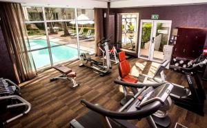约翰内斯堡花苑晨桑顿酒店的健身房设有有氧器材和游泳池