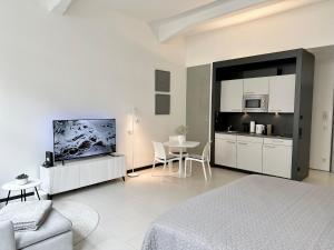 莱比锡MEOS 2 -Zentrum-Hofblick-Gym-Netflix的一间卧室配有一张床,厨房配有桌子