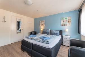 托尔恩B&B De Goede Tijd的一间卧室设有一张床和蓝色的墙壁